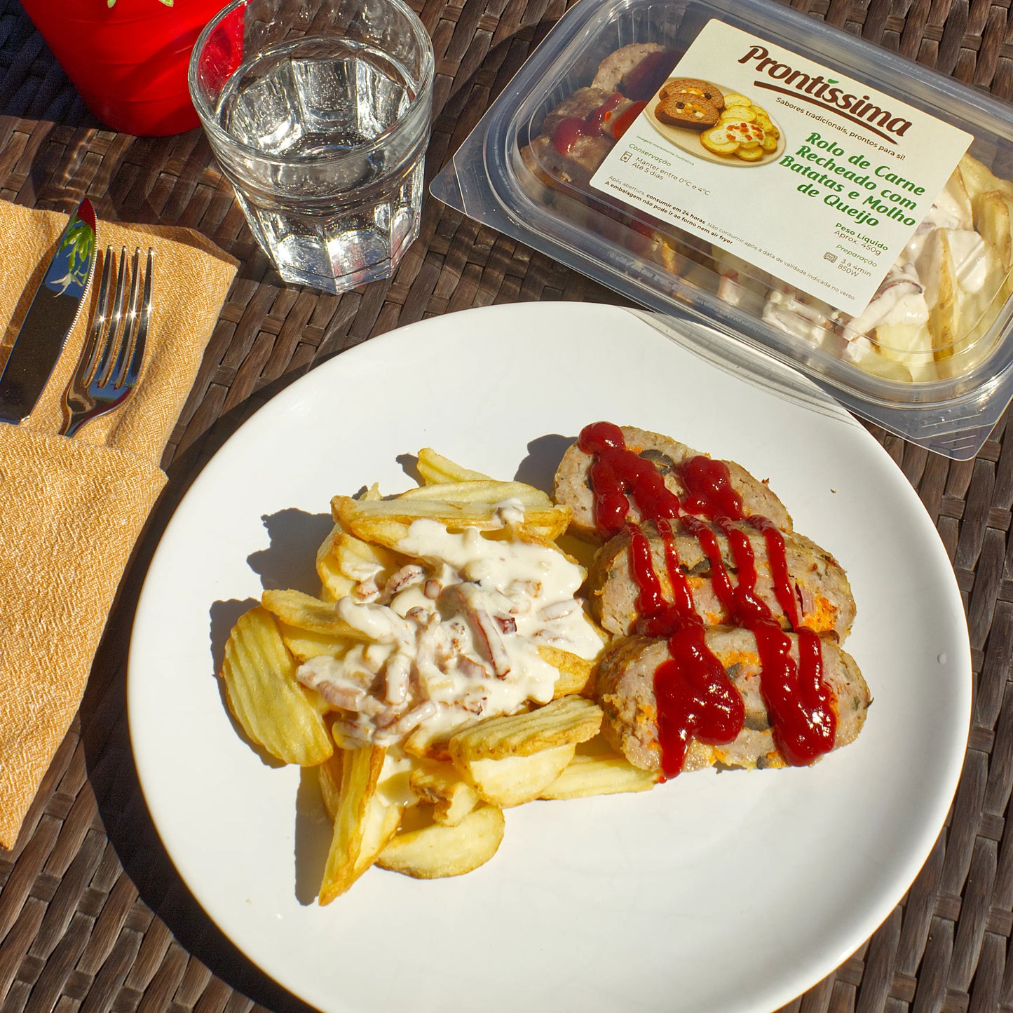 Rolo de Carne Recheado acompanhado de Batatas e Molho de Queijo