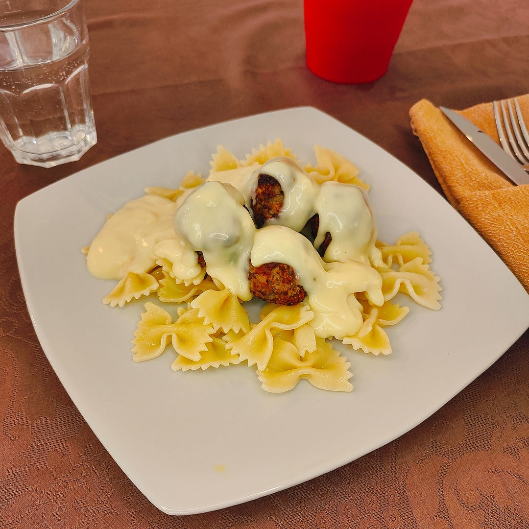 Almôndegas de Carne com Farfalle e Molho da Casa