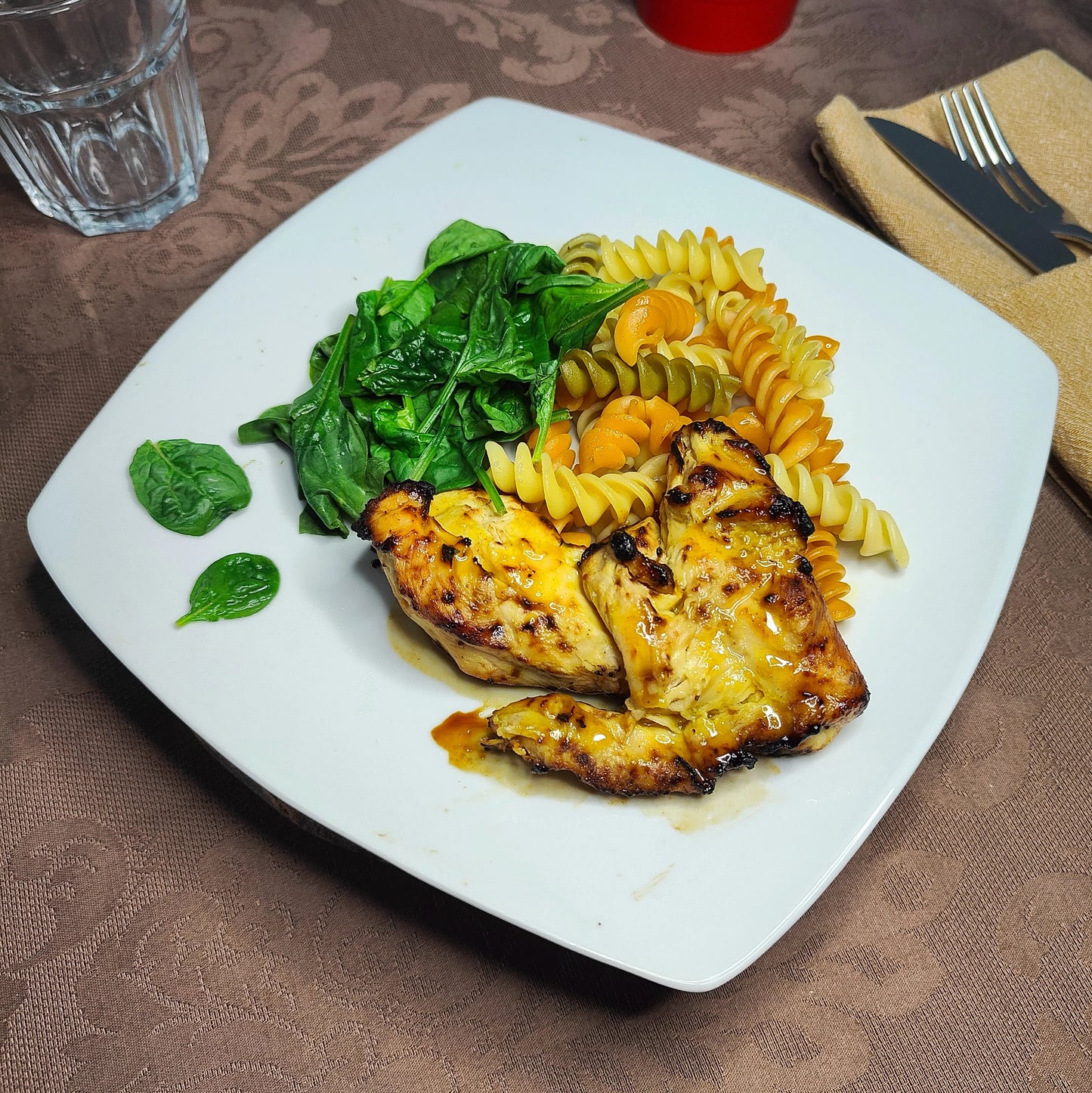 Peito de Frango grelhado com Fusilli e Espinafres