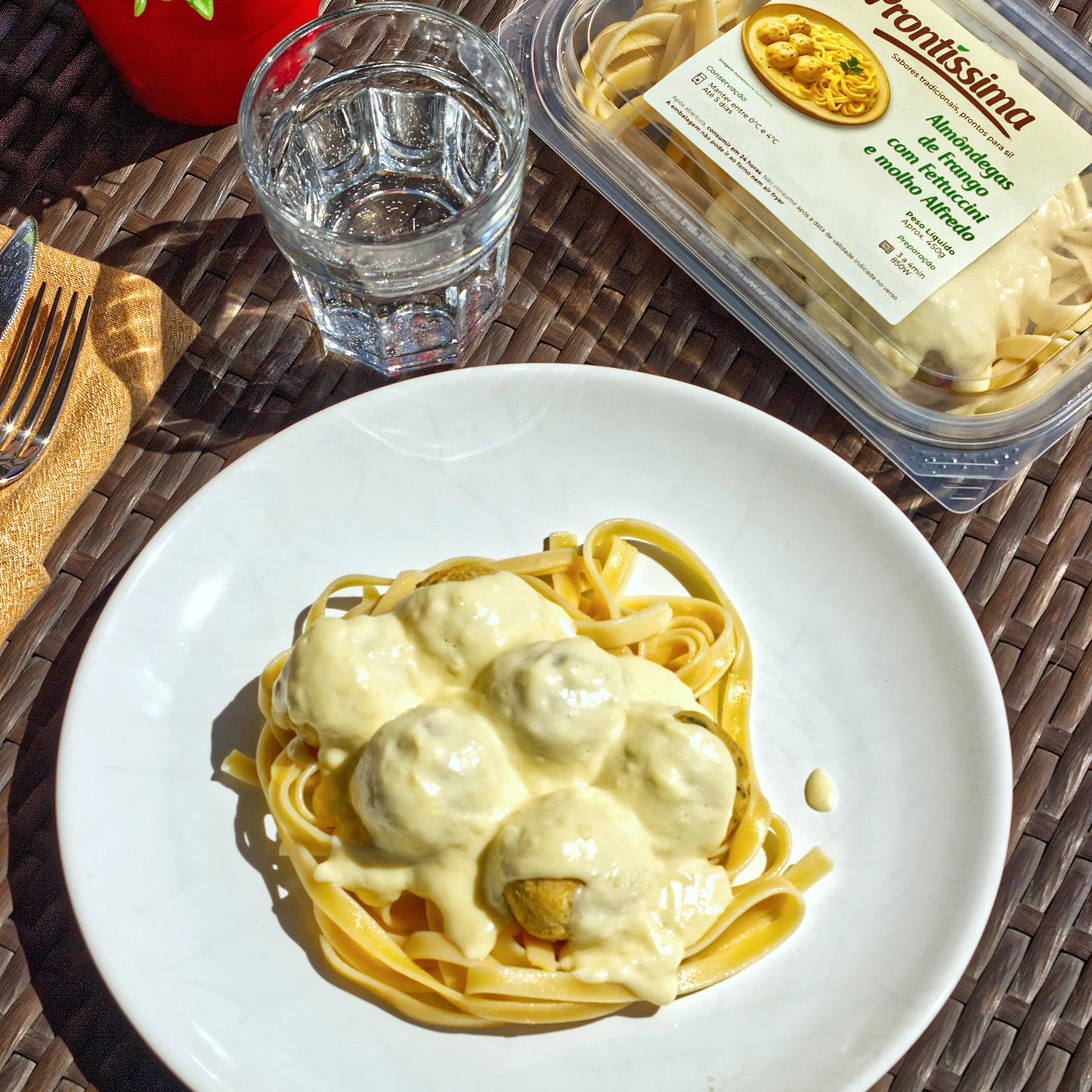 Almôndegas de Frango com Fettuccine Alfredo
